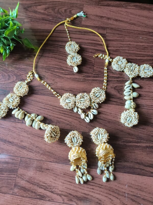 Saloni haldi jewellery set